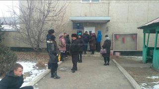 В Тюпском районе посетители ожидают свои паспорта на улице <i>(фото)</i>