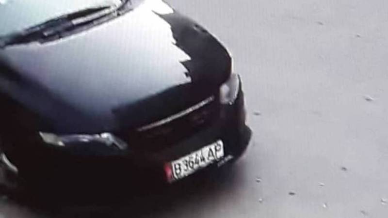 В мкр. Джал-29 водитель «Хонды» стукнул припаркованную машину и уехал (видео)