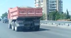 На Южной магистрали перегруженный КамАЗ ехал рассыпая песок (видео)