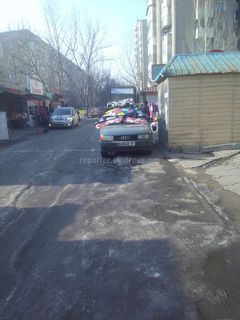 Бишкекчанин возмущен стихийной торговлей на тротуарах в мкр Восток-5 <i>(фото)</i>