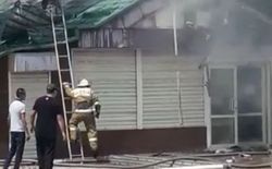 Видео — В городе Токмок горит кафе «Берёзка»