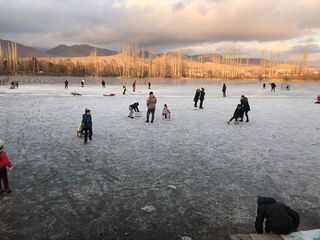 Жители Чолпон-Аты наслаждаются катанием на коньках <i>(фото)</i>