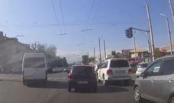 На Бейшеналиевой-Киевской водитель маршрутки выехал на встречку и повернул на красный свет светофора (видео)
