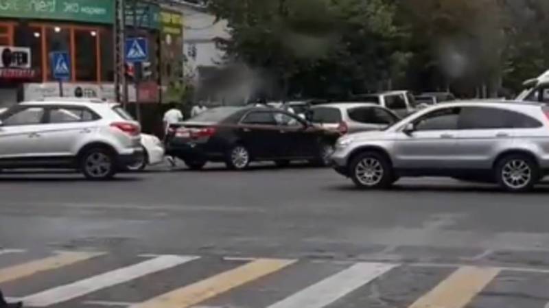 В центре Бишкека столкнулись три автомашины, за рулем были женщины (видео)