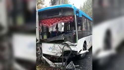 <b>Видео — На пр.Ч.Айтматова столкнулись автобус №8 и автомобиль «Шкода», есть погибшие</b>