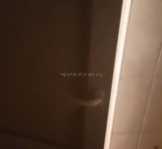 В туалете горбольницы №4 в Бишкеке нет освещения и защелки в двери (видео)