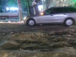 «Тазалык» очистил от наледи ряд улиц Бишкека