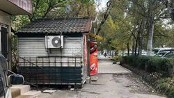 На ул.Суюмбаева жители дома №125 просят убрать торговый павильон <i>(фото)</i>