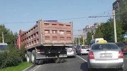 На Южной магистрали водитель грузовика стукнул «Хендай» и выехал на газон <i>(видео)</i>