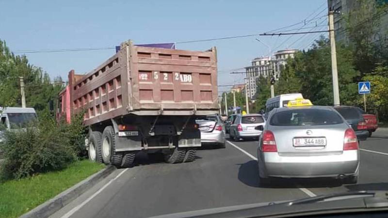 На Южной магистрали водитель грузовика стукнул «Хендай» и выехал на газон (видео)