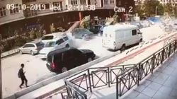 Видео — Машина протаранила припаркованные на обочине авто и чуть не сбила подростка
