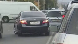 На Ахунбаева - Токтоналиева водитель «Тойоты» объехал стоящие на светофоре авто по встречной полосе (видео)