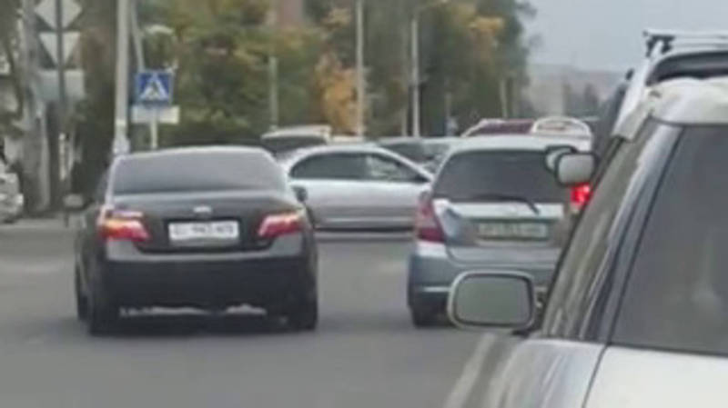 На Ахунбаева - Токтоналиева водитель «Тойоты» объехал стоящие на светофоре авто по встречной полосе (видео)
