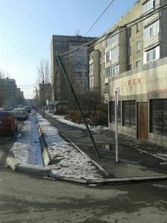 В мкр Восток-5 на ул.Мамбетова накренился столб и неправильно установлены дорожные знаки (фото)