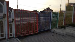 В жилмассиве Кок - Жар с восточной стороны детского сада N182 выкопали траншею и заблокировали вход (фото)