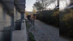 Бишкекчанин интересуется законно ли установлен забор дома по ул.Табышалиева?