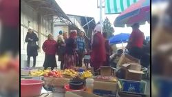 На ул.Асаналиева в Кызыл-Кие торгуют на тротуаре и незаконно собирают деньги за торговлю