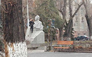 Парень залез на памятник Токомбаеву и разговаривал по телефону <i>(фото)</i>