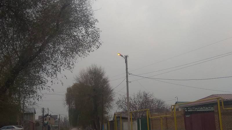 На Манаса-Васильева днем горит уличное освещение (фото)