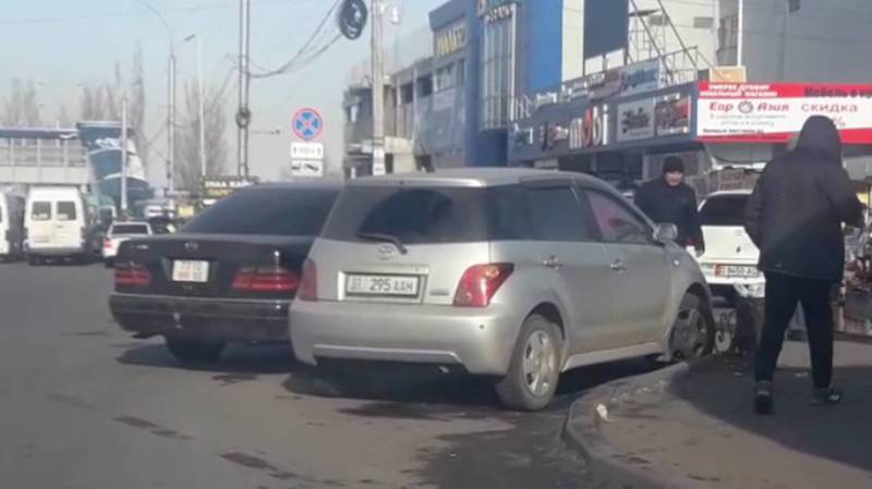 На Курманжан Датки-Мусы Джалиля постоянно паркуются на перекрестке (видео)