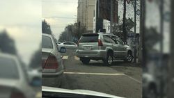 В центре города водитель Lexus припарковался под светофором на перекрестке