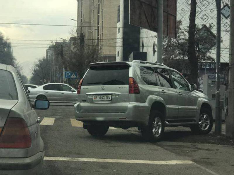 В центре города водитель Lexus припарковался под светофором на перекрестке