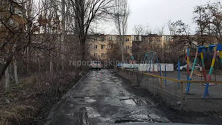 Бишкекчанин жалуется на плохое состояние внутридворовой дороги в 8 мкр (видео)