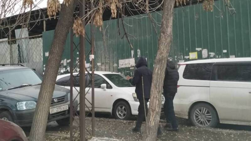 Горожанин: По улице Лермонтова на тротуаре постоянно паркуют машины (фото)