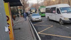 На Московской-Уметалиева таксисты паркуются на остановке <i>(фото)</i>