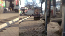 На тротуаре напротив парка Ата-Тюрк рекламный штендер мешает пешеходам