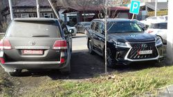 На Токтогула-Орозбекова «Тойоту» c дипномерами и «Лексус» припарковали на газоне. За «Лексусом» числятся штрафы <i>(фото)</i>