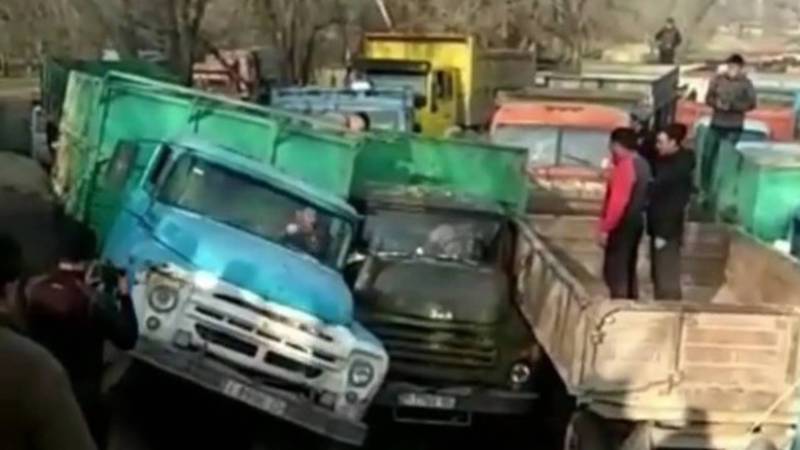 Видео — Очередь из грузовиков за свекловичным жомом в Каинды