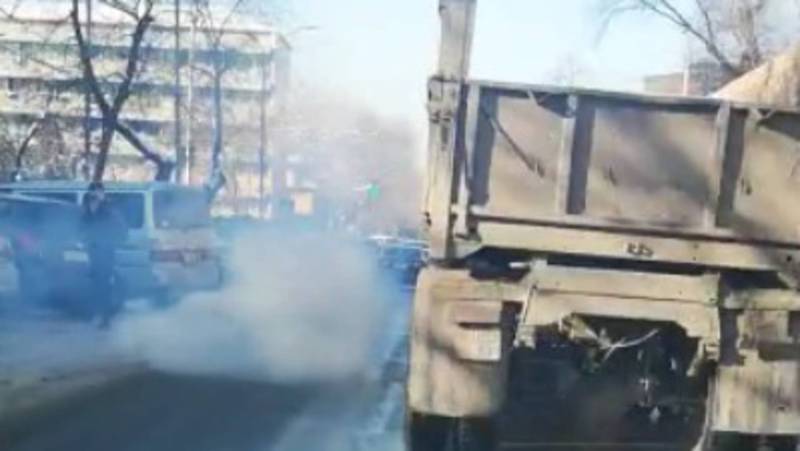 Видео — В центре Бишкека сильно дымит грузовик