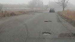 Водитель просит заделать ямы на объездной дороге. Видео