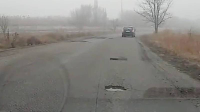 Водитель просит заделать ямы на объездной дороге. Видео