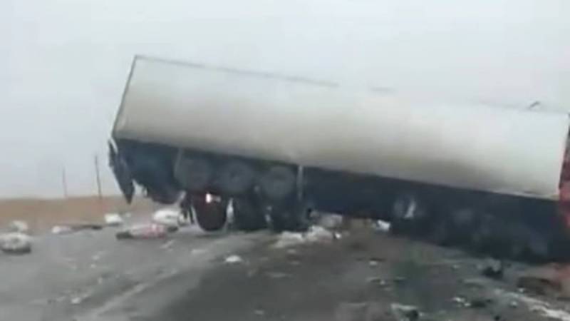 В Казахстане перевернулся грузовик с кыргызстанскими номерами, возможно, есть погибшие. Видео