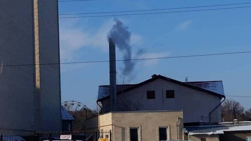 Из трубы здания на Ахунбаева-Малдыбаева идет густой дым. Фото