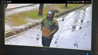 На ул.Ахунбаева в Бишкеке мужчина вытащил из машины барсетку с крупной суммой денег <i>(видео)</i>