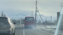На ул.Токтоналиева сильно дымит автобус. Видео
