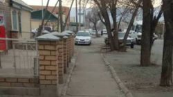 В Балыкчы такси припарковали на тротуаре. Фото