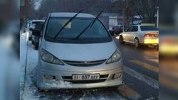 На Саманчина из-за припаркованной на «зебре» «Тойоты» пешеходы переходят дорогу в неположенном месте, - бишкекчанин