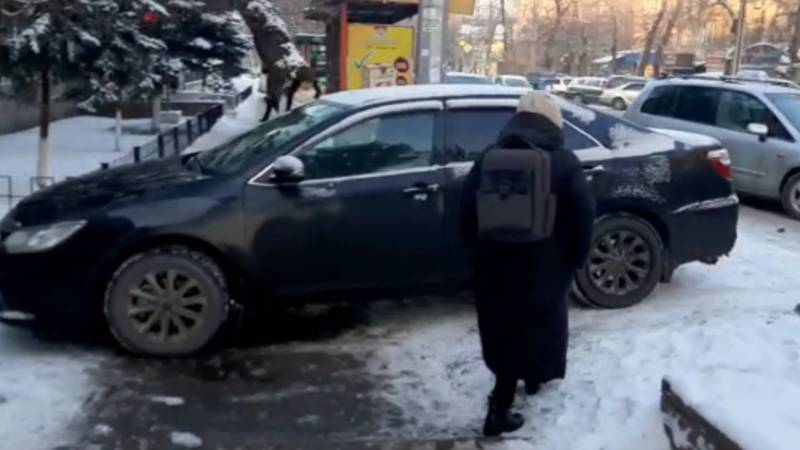 На Московской «Тойота» перекрыла тротуар. Видео