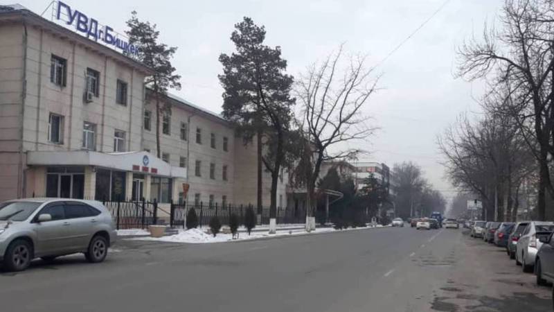 Улица Токтогула около здания ГУВД Бишкек очищена от незаконно припаркованных машин, - УПМС