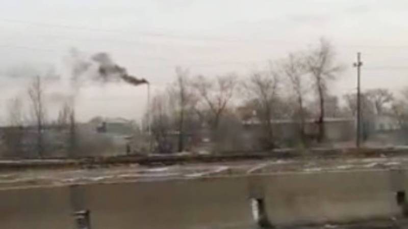 Черный дым из трубы здания на Льва Толстого привлекает внимание горожан. Видео