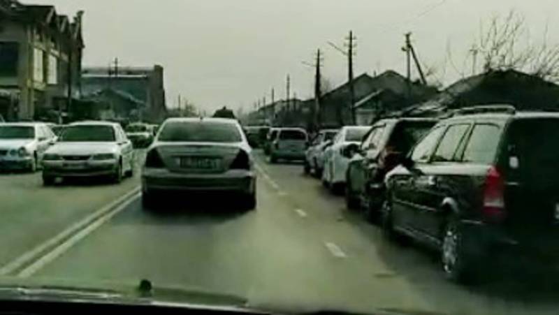 В Оше по ул.Шакирова машины паркуются на проезжей части дороги. Видео