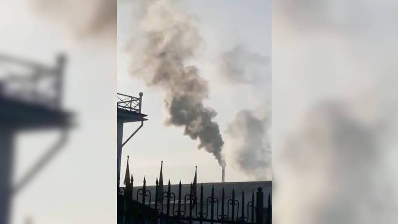 Из трубы здания компании «Рола» каждый день валит черный и густой дым