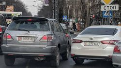 На Абдрахманова-Московской «Тойоту» припарковали на перекрестке. Фото