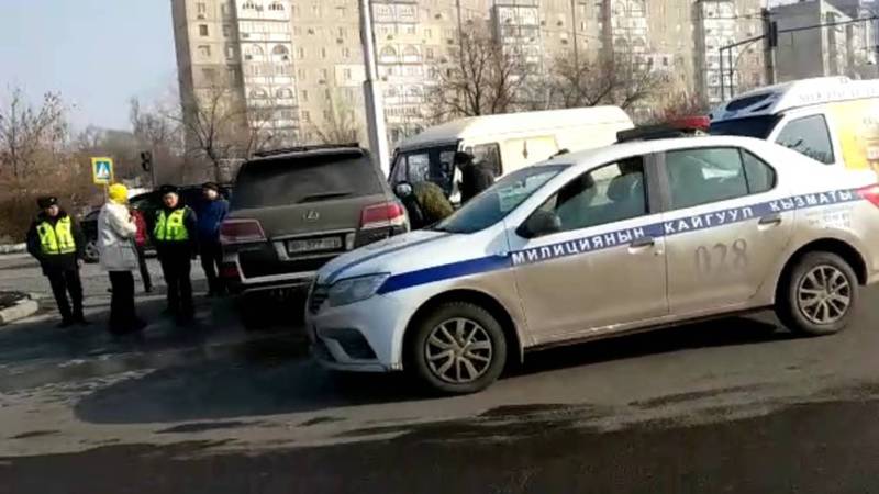 На улице Токомбаева столкнулись несколько машин. Видео