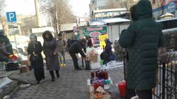 На Московской-Усенбаева продолжается стихийная торговля на тротуаре. Фото