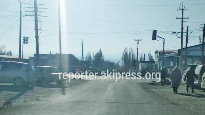 На центральной улице Балыкчы уже два года не работает светофор, - горожанин